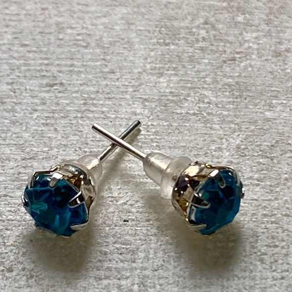 ๐Sale ๐2 for $10 NWOT December birthstone bright light blue post earrings - Picture 3 of 4
